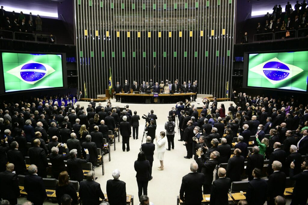 alanço Semestral da Câmara sendo representado por uma foto do congresso com bandeiras do Brasil.